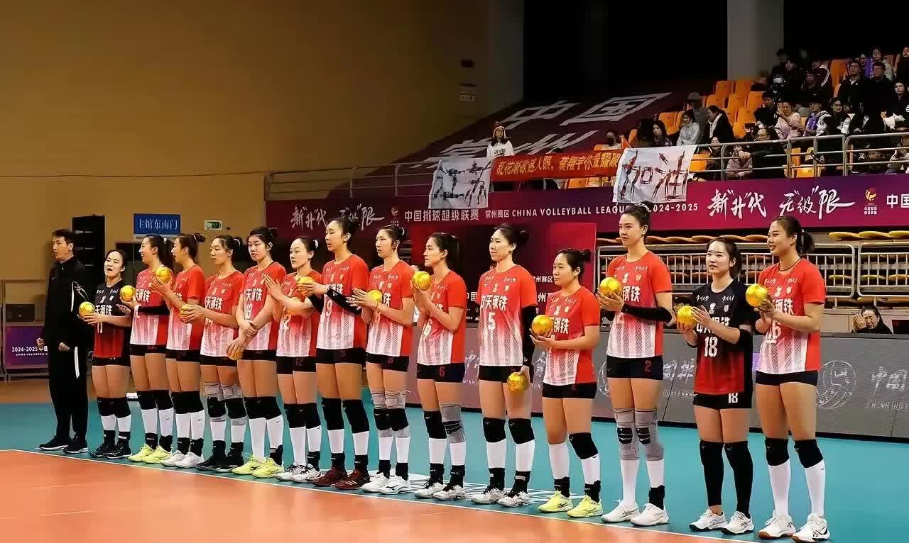 羽毛球队终场绝投中国女排，观众欢呼！经典一战再现传奇