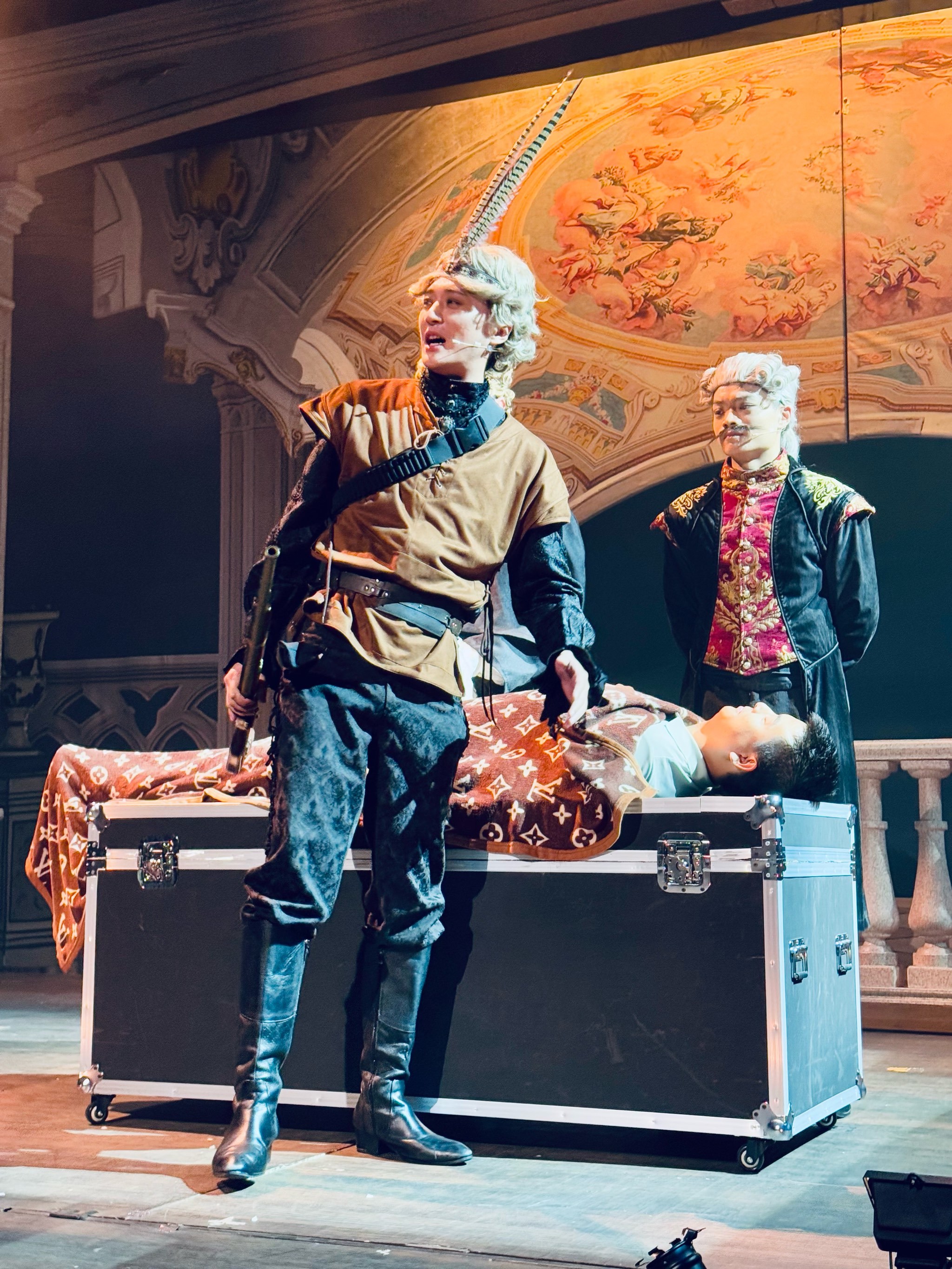 欧宝体育官网-拉尔萨与nba新星热吻后携手离开